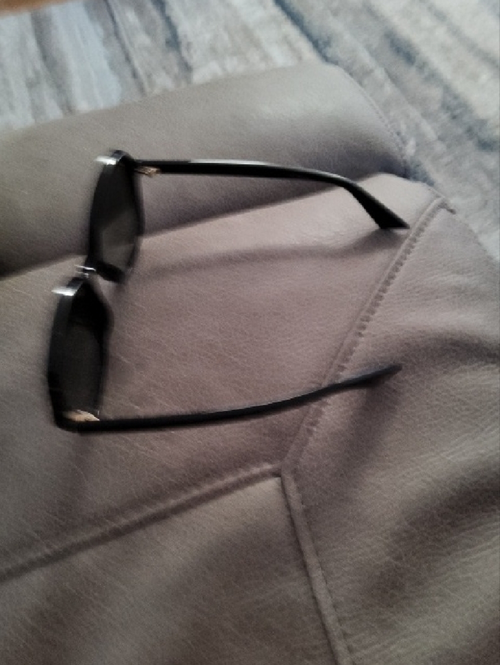 Gucci Black Womens Sunglasses with Dark Lenses - Picture 3 of 3